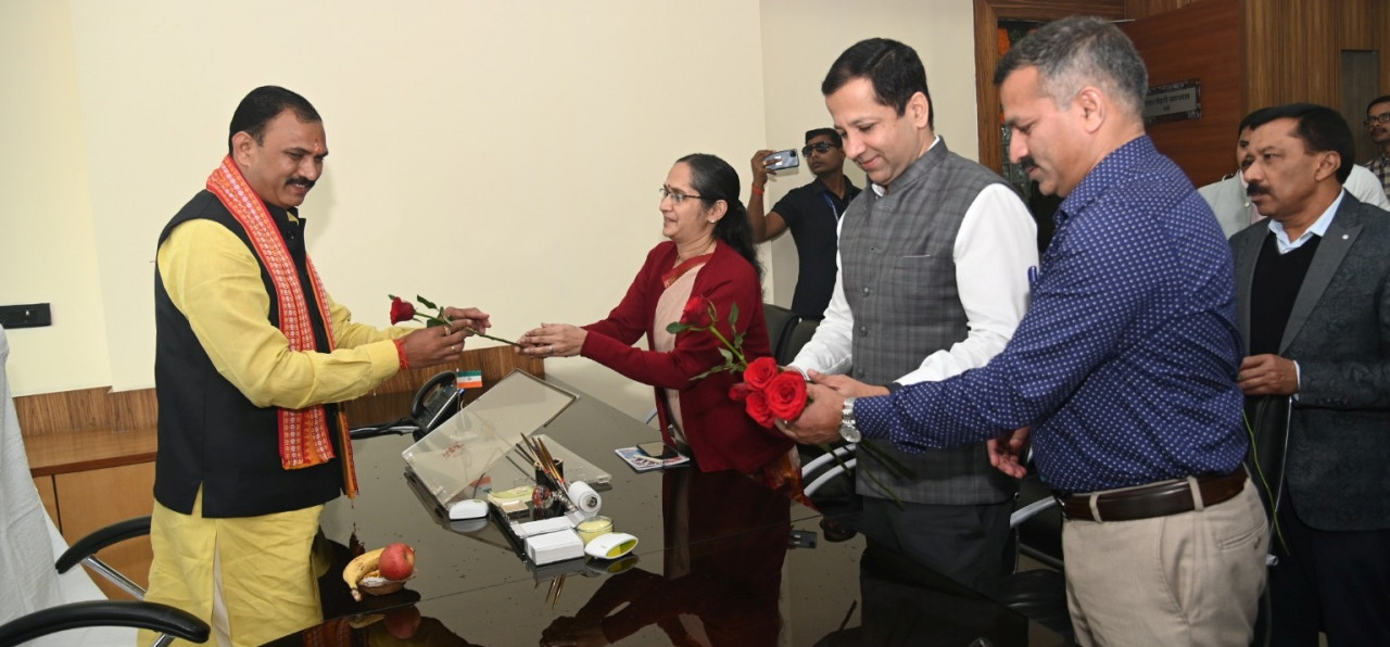 Health Minister Shri Shyam Bihari Jaiswal takes charge of Mantralaya