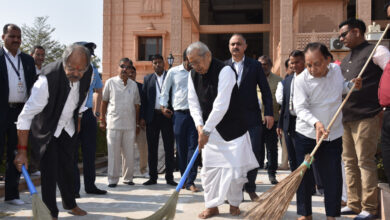 Governor Shri Harichandan gave the message of cleanliness by sweeping the premises of Shri Ram Temple and Shri Jagannath Temple.