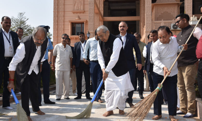 Governor Shri Harichandan gave the message of cleanliness by sweeping the premises of Shri Ram Temple and Shri Jagannath Temple.