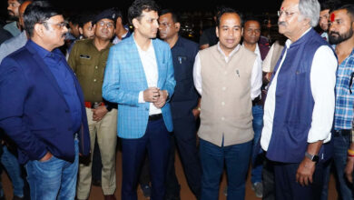 Culture Minister Shri Brijmohan Agrawal reached the Police Parade Ground late at night.