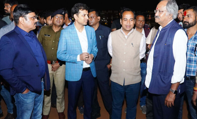 Culture Minister Shri Brijmohan Agrawal reached the Police Parade Ground late at night.