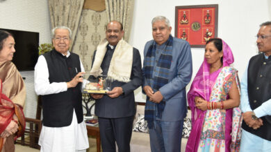 Governor Shri Harichandan presented a memento to Lok Sabha Speaker Shri Birla.