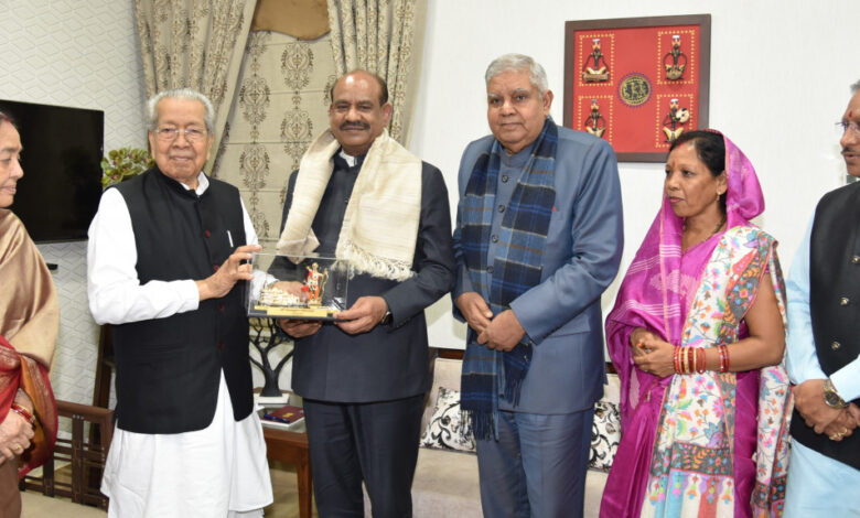 Governor Shri Harichandan presented a memento to Lok Sabha Speaker Shri Birla.