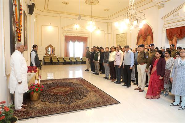 Governor Patel paid tribute to Father of the Nation Mahatma Gandhi and observed silence for 2 minutes in memory of martyrs.