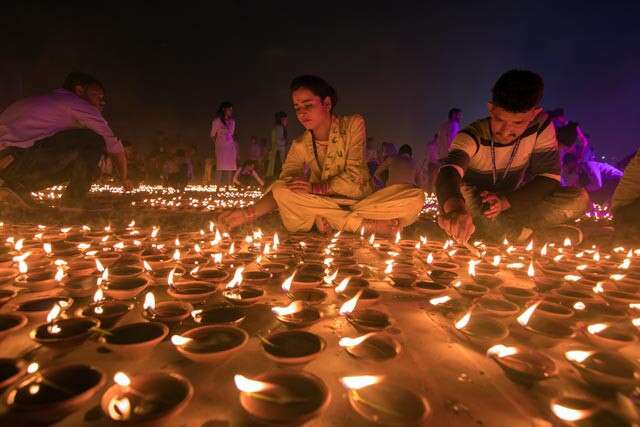 Diwali was celebrated once again in the country, Ayodhya started echoing with the chant of Shri Ram's name and Ramnami flags waved everywhere ...