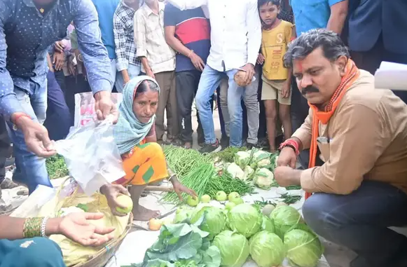 Deputy CM arrived to buy vegetables, showed such a style ... 