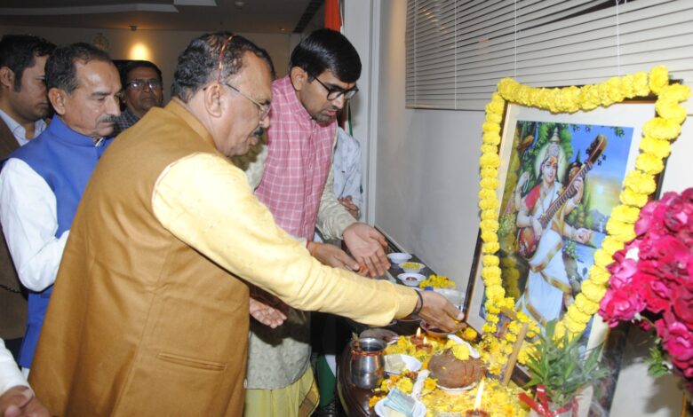 On the occasion of Basant Panchami, Shri Devnani prayed for happiness by worshiping.