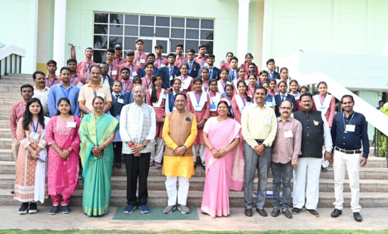 Bright students of Jashpur who returned from a study tour of ISRO and Madras IIT witnessed the proceedings of the assembly.