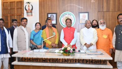 Officials associated with Ramlala Darshan Yojana met Chief Minister Shri Sai courtesy.