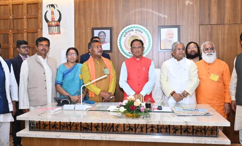 Officials associated with Ramlala Darshan Yojana met Chief Minister Shri Sai courtesy.