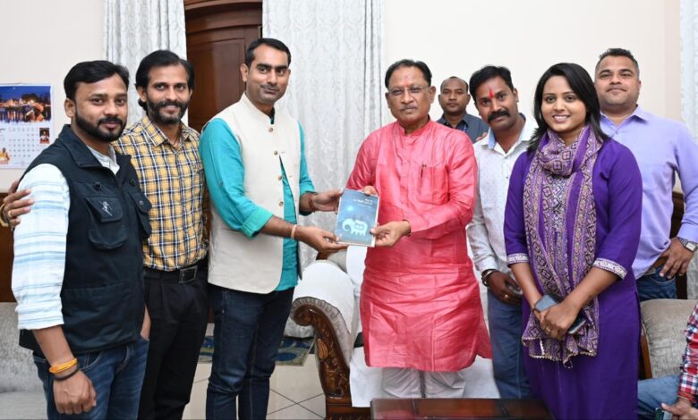 Newly elected office bearers of Raipur Press Club meet Chief Minister.