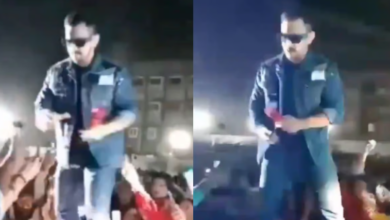 LIVE Concert: Aditya Narayan hit fan and then snatched mobile and threw it, fans got angry.