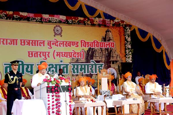 The convocation ceremony on Basant Panchami was held with Bundeli culture-rituals.