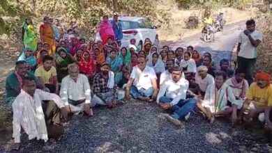 Irregularities in road construction, villagers protest.