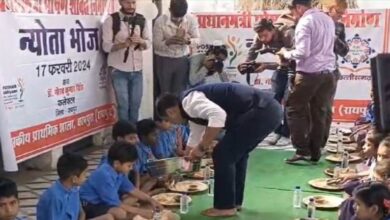 Dharampura, Collector Dr. Gaurav Kumar started the "Invitation Bhoj" program and fed food to school children.