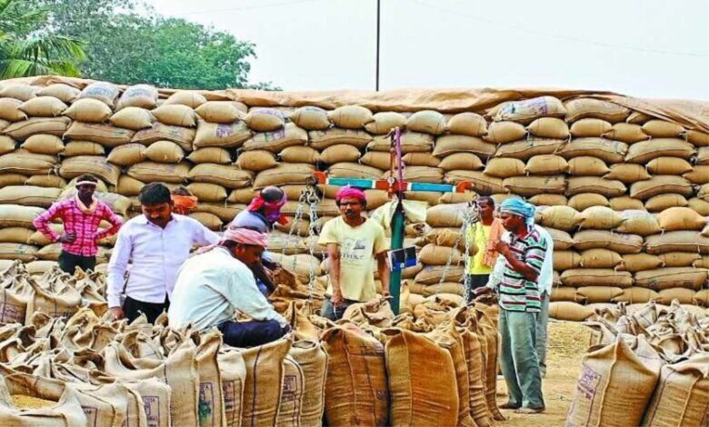 Continuous lifting of paddy for custom milling.