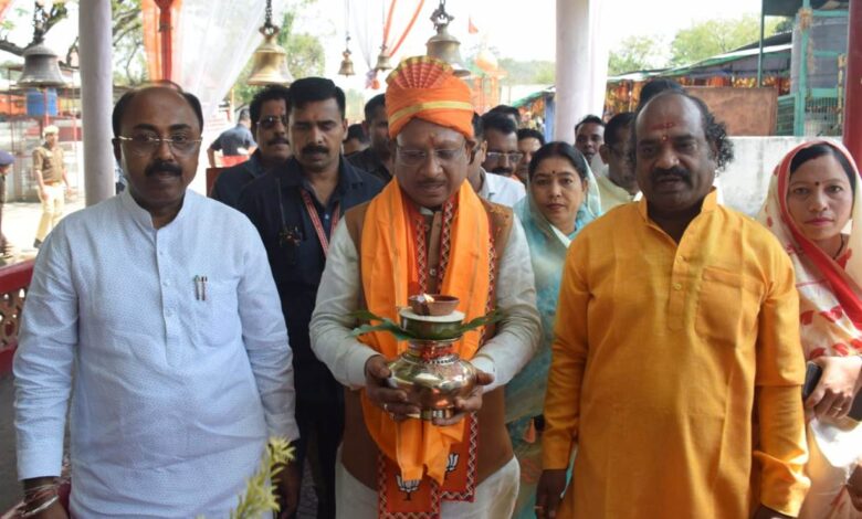 Chief Minister Vishnu Deo Sai visited Jwalamukhi Shaktipeeth located in Shakti Nagar and offered prayers during his visit to Singrauli in Madhya Pradesh today.