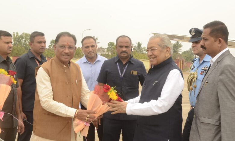 Governor and Chief Minister given warm welcome at airport.