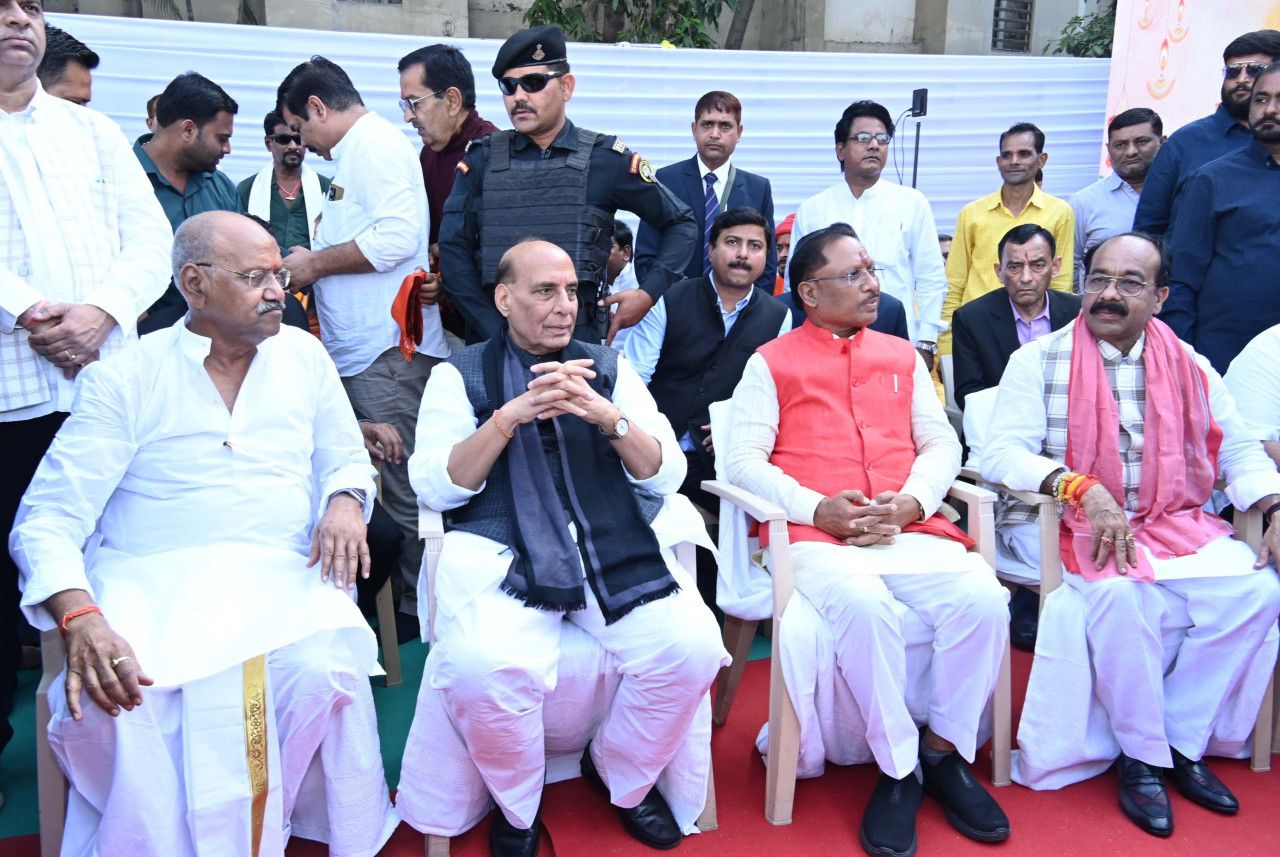 Union Defence Minister and Chief Minister attend school education minister's mother's peace meeting programmed.