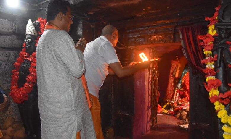 Endowments and Culture Minister Shri Brij Mohan Agrawal offered prayers to Maa Danteshwari Devi.