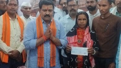 Deputy Chief Minister Vijay Sharma handed over a cheque of Rs 20 lakh to the family of late Sadhram Yadav.