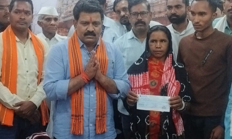 Deputy Chief Minister Vijay Sharma handed over a cheque of Rs 20 lakh to the family of late Sadhram Yadav.