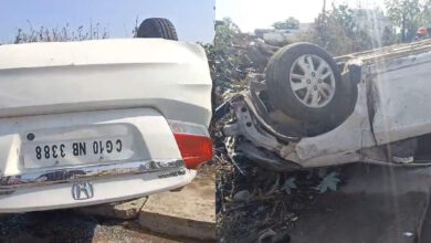 Road accident: Uncontrolled car overturned on the capital's expressway; police reached the spot.