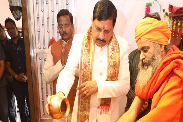 Chief Minister Dr. Yadav received blessings from saints at Shyamdham Ashram.