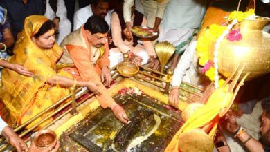 Chief Minister Dr. Yadav seeks blessings of Boreshwar Mahadev at Dangwada in Ujjain district on Mahashivratri.