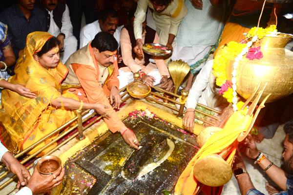 Chief Minister Dr. Yadav seeks blessings of Boreshwar Mahadev at Dangwada in Ujjain district on Mahashivratri.