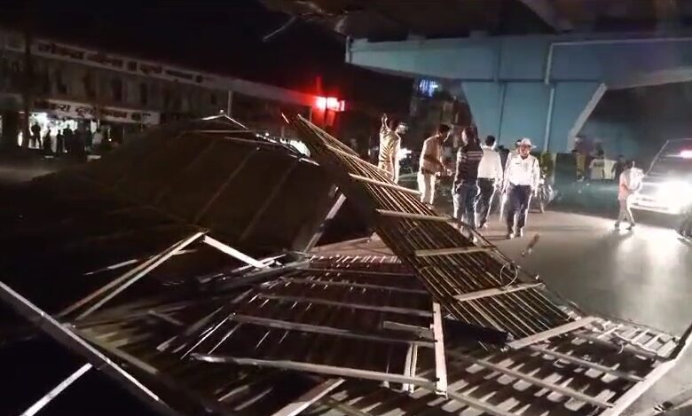 The structure of the flyover collapsed due to the strong storm, after the accident, the construction agency was immediately contacted, and the aluminum seat was removed.