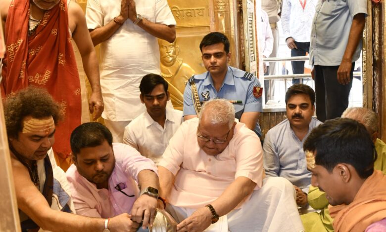 The Governor visited Kashi Vishwanath and prayed for the prosperity and happiness of the nation.