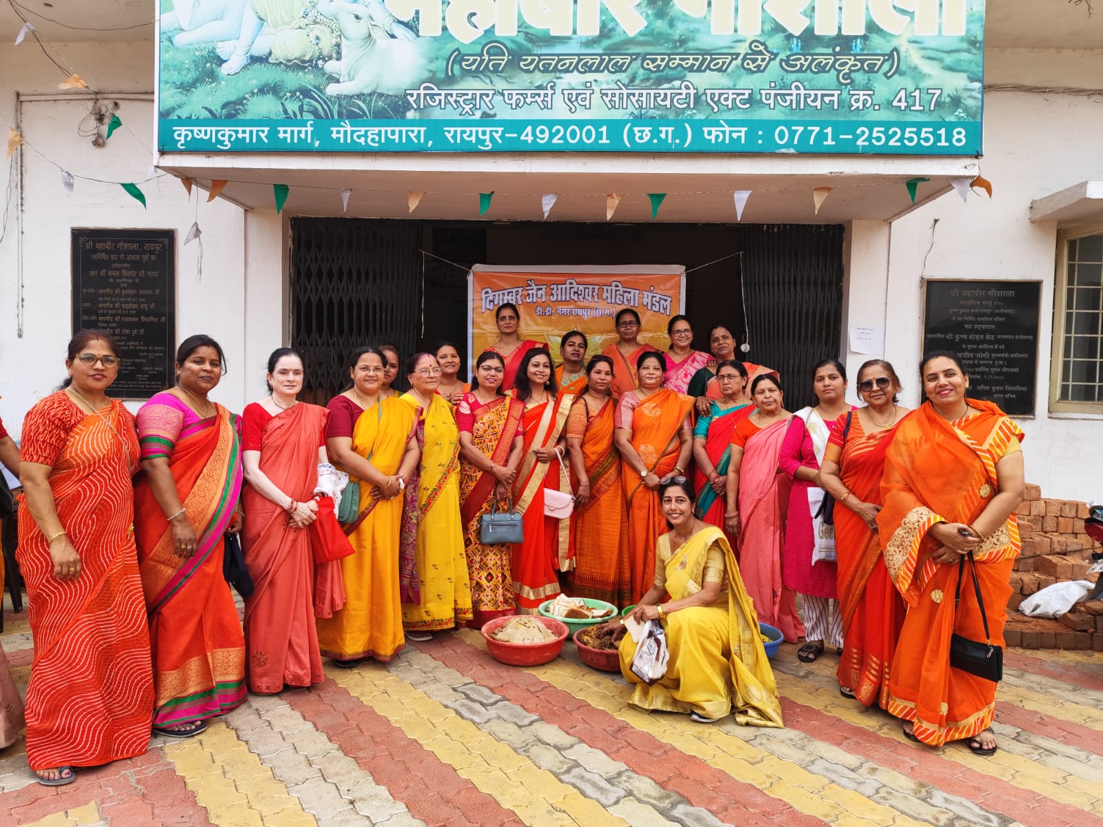 Cows served in Gaushala, gave medicine donation, Shri Digambar Jain Adishwar Mahila Mandal and Jain Milan Mahila jointly organized.