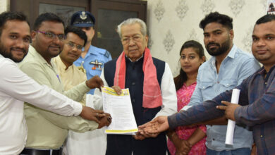 Members of Chhattisgarhi Bhasha Chhatra Vikas Samiti meet Governor Shri Vishwabhushan Harichandana..