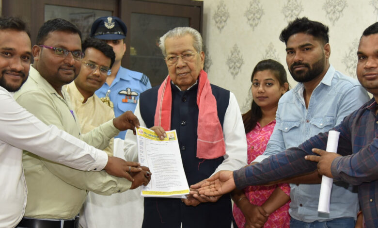 Members of Chhattisgarhi Bhasha Chhatra Vikas Samiti meet Governor Shri Vishwabhushan Harichandana..