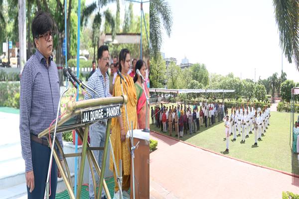 Mass singing of National Song "Vande Mataram" and National Anthem "Jana-Gana-Mana" held at Mantralaya.