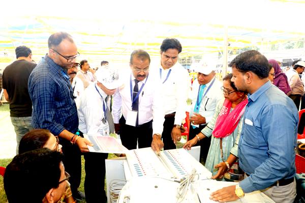 Delegations from Sri Lanka and Philippines oversaw the distribution of voting materials.