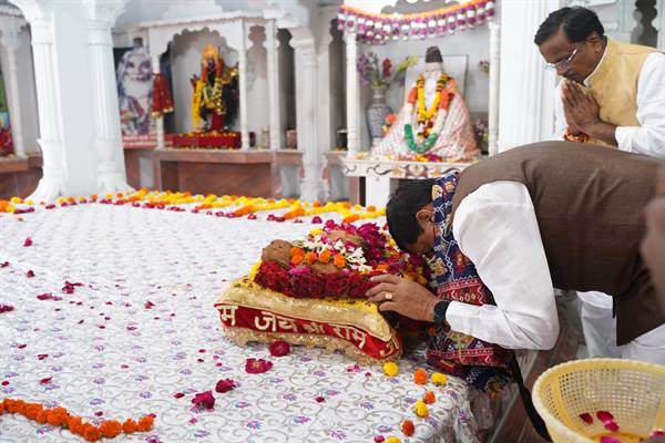 Chief Minister Dr. Yadav performs darshan at Shri Valmiki Dham Siddhpeeth