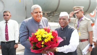 Governor receives Vice President by presenting bouquet