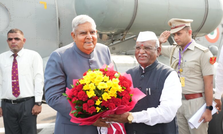 Governor receives Vice President by presenting bouquet