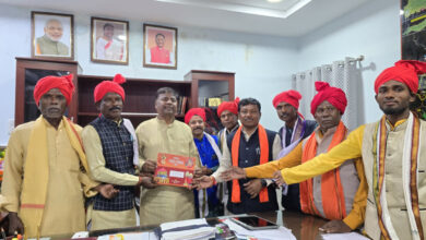 MP invites Forest Minister Kedar Kashyap to participate in world famous Bastar Dussehra festival