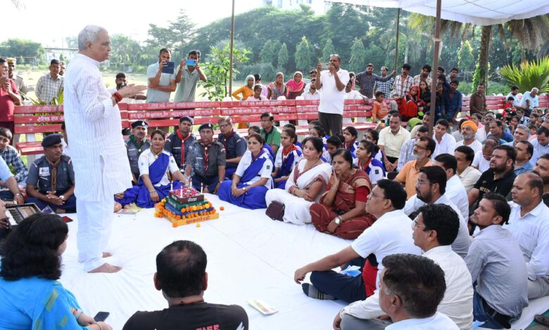 Agriculture and Horticulture Minister pays floral tributes to Father of the Nation Mahatma Gandhi and former Prime Minister Lal Bahadur Shastri on their birth anniversaries