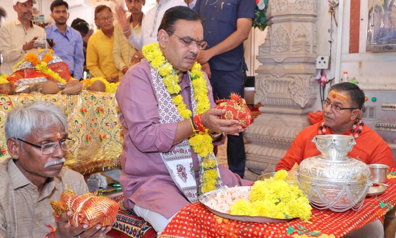 CM offers prayers at Tripura Sundari Temple - public representatives and officials welcomed at Tawara helipad