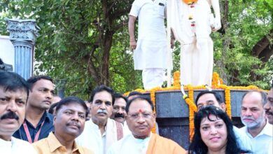 Chief Minister Vishnu deo Sai garlanded the statue of Mahatma Gandhi #NAME?