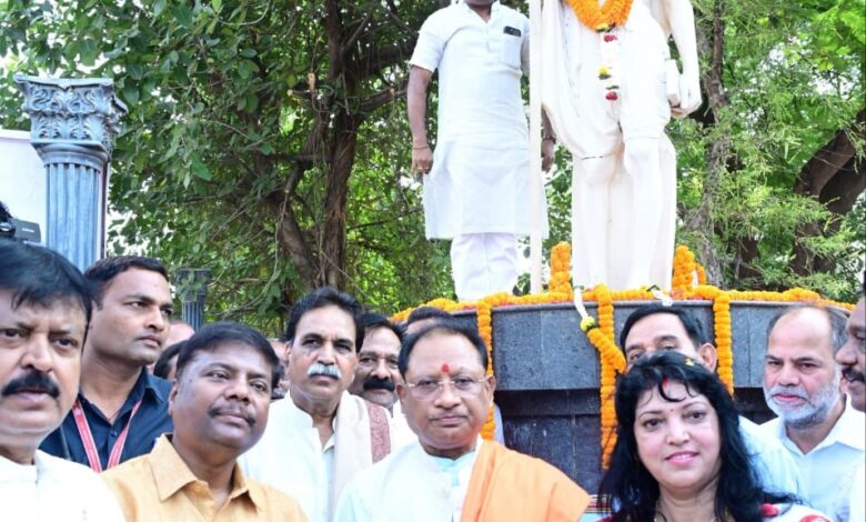 Chief Minister Vishnu deo Sai garlanded the statue of Mahatma Gandhi #NAME?