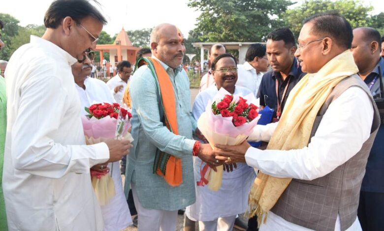 Chief Minister Shri Vishnu Deo Sai accorded warm welcome on arrival at Bhilai 3