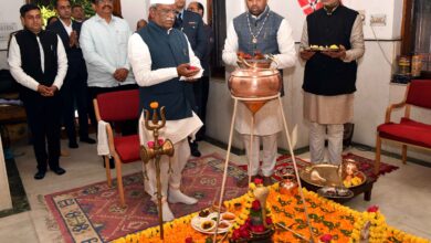 Governor participates in Poushbada Mahotsav Governor offers prayers at temple at Raj Bhavan