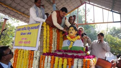 Chief Minister Dr. Yadav garlanded the statue of Immortal Martyr Hemu Kalani