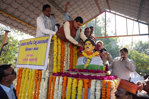 Chief Minister Dr. Yadav garlanded the statue of Immortal Martyr Hemu Kalani