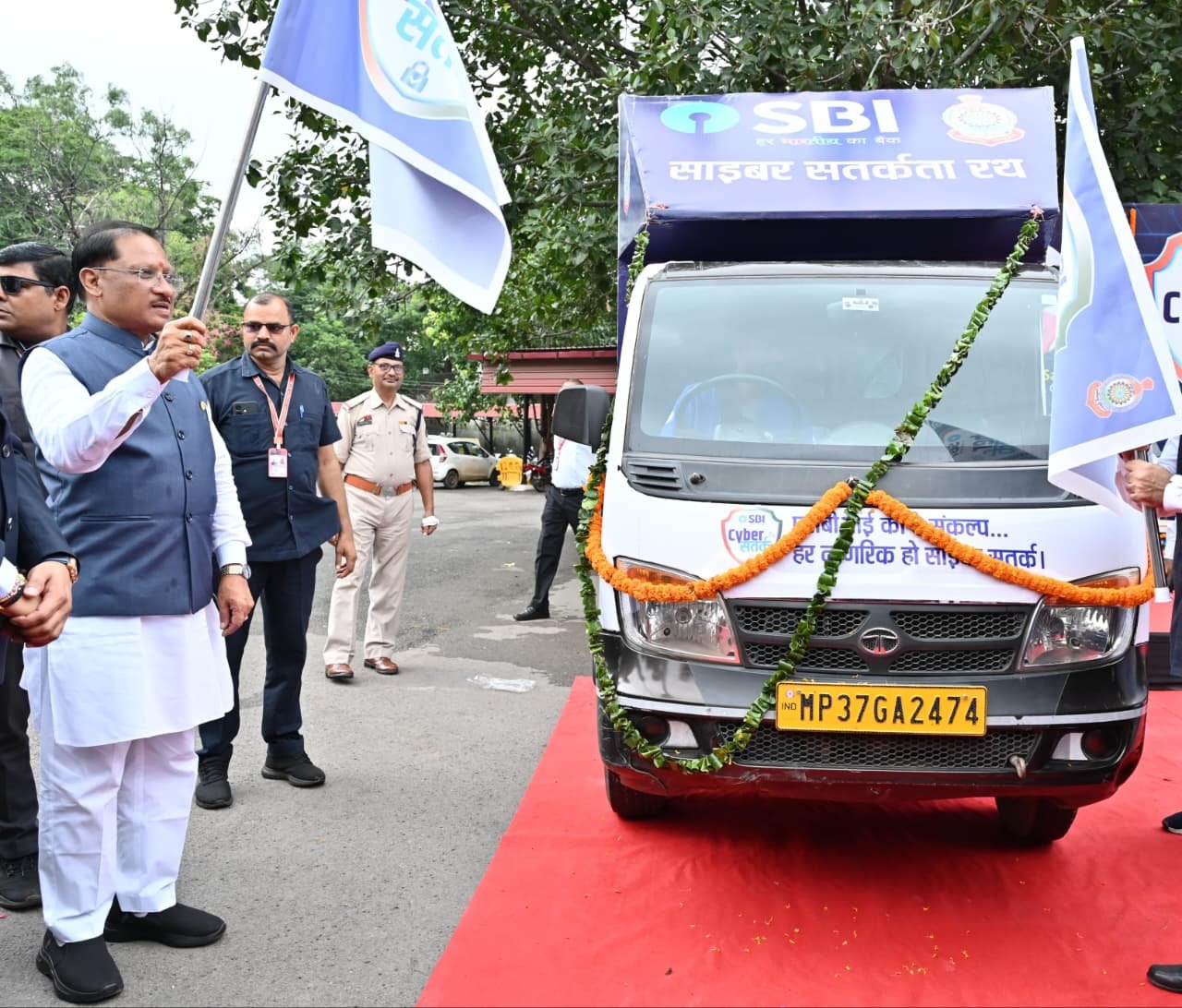 मुख्यमंत्री श्री साय ने एसबीआई साइबर सुरक्षा रथ को झंडी दिखाकर किया रवाना 1 मुख्यमंत्री श्री साय ने एसबीआई साइबर सुरक्षा रथ को झंडी दिखाकर किया रवाना